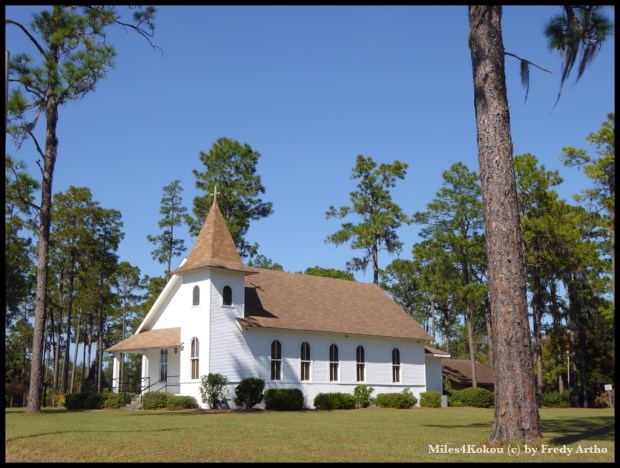 Schmucke Kirche am Strassenrand