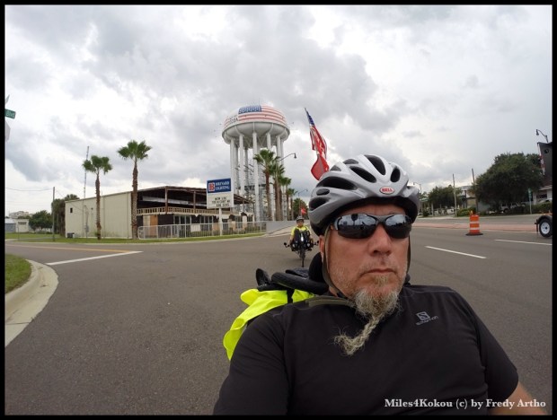Konzentriert auf der Strasse. Wasserturm im Hintergrund beachten: Ja wir sind in Amerika!