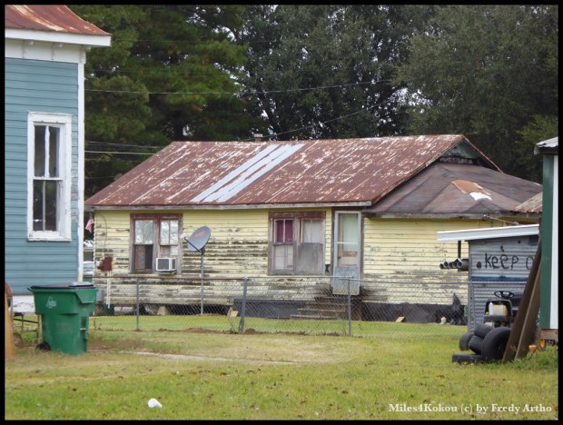 Auf dem Land sieht mal viele sehr einfache Häuser.