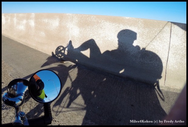 Der Schattenfahrer auf der Brücke.