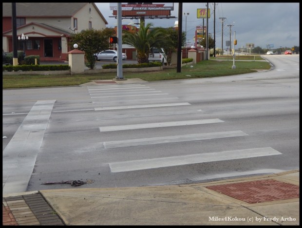 So werden hier Fussgänger "behandelt". Man kann zwar über einen Fussgängerstreiffen, aber am anderen Ende steht man im .... Nichts!