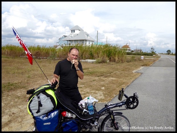 Zum Mittagessen einen "Dreigänger": Sandwich mit Huhn, Thon und Schinken "Kunststoffkäse"