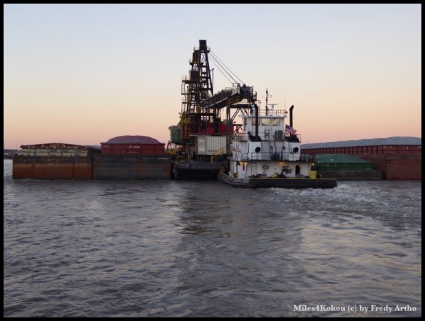 Schubverband unterwegs flussabwärts.