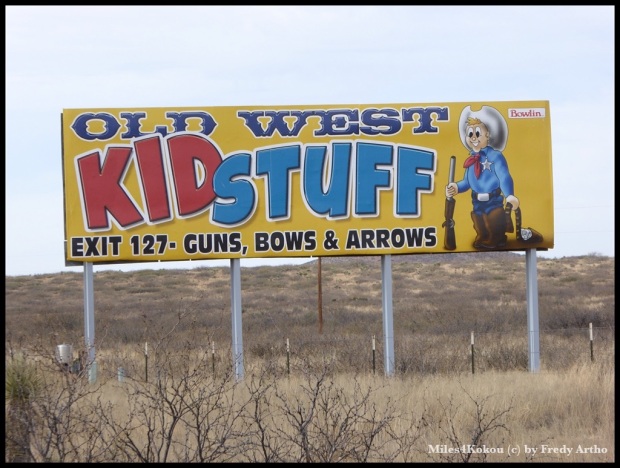 Werbung an der Autobahn. Kinderspielzeug: Gewehr, Pfeil und Bogen, Wilkommen in Amerika!