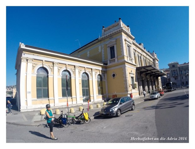Der Bahnhof in Triest erstrahlt im Galn vergangener Tage 