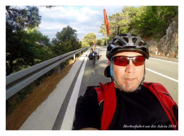 Gut ausgeschlafen und mit der Sonne im Gesicht fährt es sich ganz locker aufwärts.