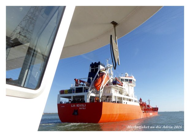 Auf der Rückfahrt zum Camping kreuzen wir ein auslaufendes Schiff.