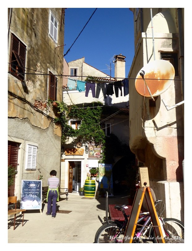 Kleine Läden in jedem Winkel. Hier gibt's gute Weine und feinstes Olivenöl. Leider ist das mit dem Transport bei Velotouren etwas eingeschränkt.