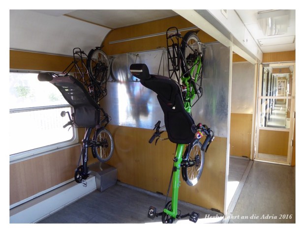 Auch Liegerädern passen an die Velohaken im Zug