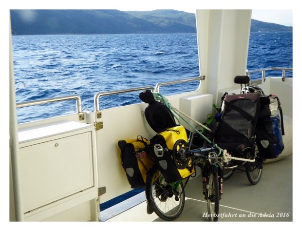 Die Räder gut festgezurrt an Deck